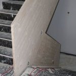 die Unterkonstruktion aus Holz für das Treppengeländer